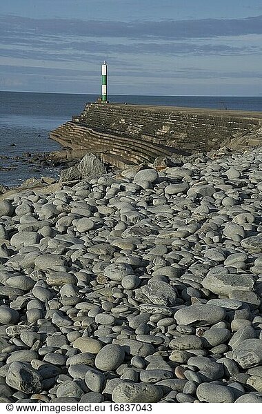 Leuchtturm am Meer im Hafen von Aberystwyth Ceredigion Wales UK.