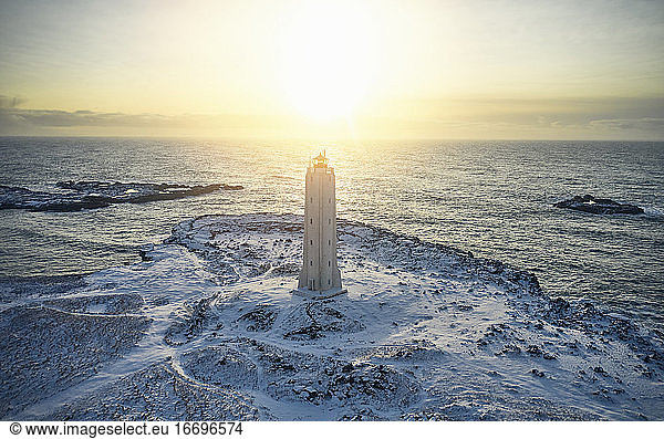 Leuchtturm am Meeresufer am Abend im Winter