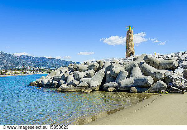 Leuchtturm am Strand des Rio Verde  Marbella  Malaga  Spanien