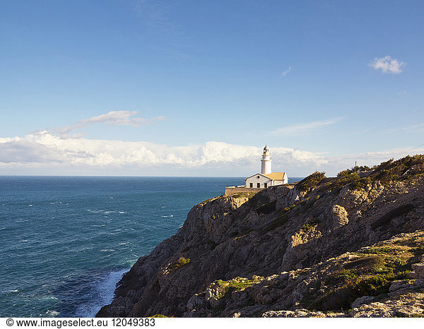 Leuchtturm auf einem Küstenfelsen Mallorca Balearische Inseln Spanien