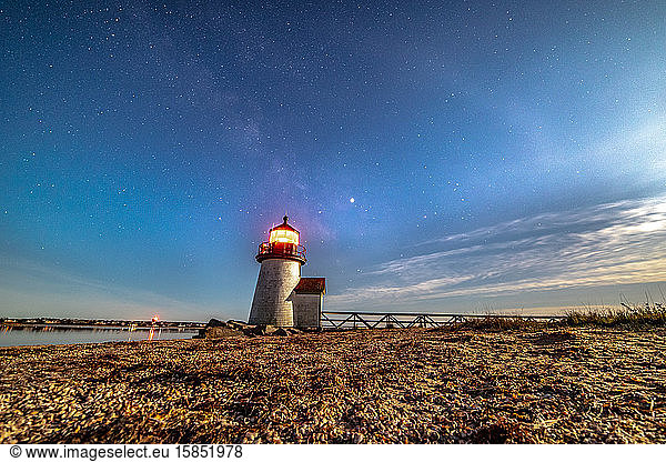 Leuchtturm von Nantucket unter dem Nachthimmel und der Milchstraße.