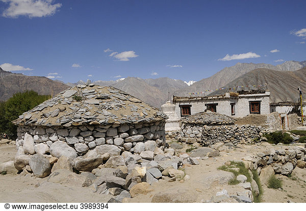 Lhadhos runde Steinsetzungen für den Dorfgott mit Matras auf Steintäfelchen Gebirgsoase Khalsar Ladakh Indien Himalaja Asien