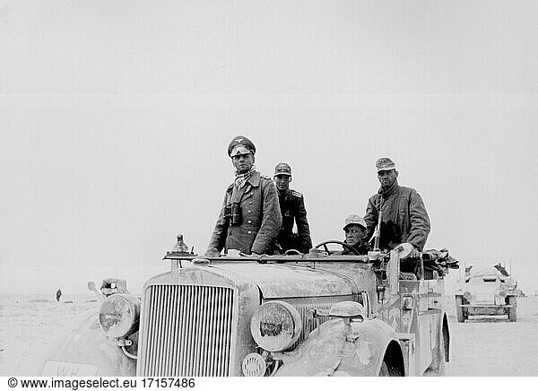 LIBYA Tobruk -- Nov 1941 -- Afrika Korps General Erwin Rommel mit der 15. Panzerdivision zwischen Tobruk und Sidi Omar  Libyen -- Bild von Zwilling / Lightroom Photos / US Army *Beste verfügbare Qualität. NB Nicht vollständig auf Staub und Kratzer retuschiert.