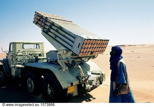 Libyschen Army´s Katjuscha-Raketen Startprogramm (aka Stalin Organe). Bambeche Dünen. Ennedi-massiv. Sahara-Wüste. Tschad