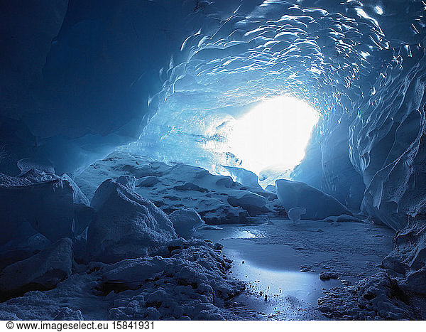 Licht strömt in eine Eishöhle in Island