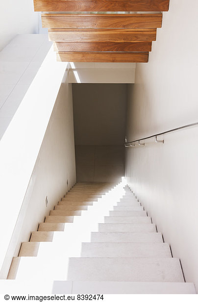 Lichtdurchflutete Treppe im modernen Haus