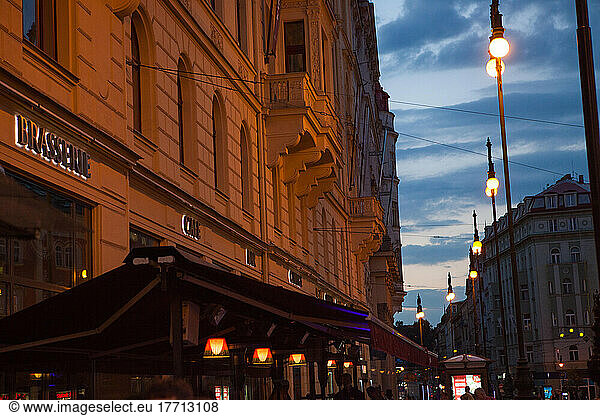 Lichter beleuchten die Geschäfte und Gebäude auf dem Platz der Republik in Prag; Platz der Republik  Prag  Tschechische Republik