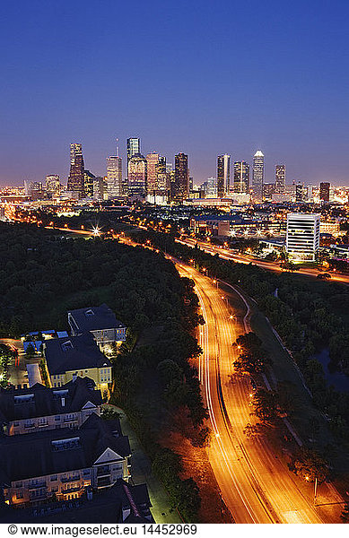 Lichter der Innenstadt von Houston in der Abenddämmerung
