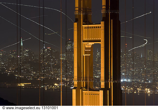 Lichtgemälde der Golden Gate Bridge gegen das nächtliche Stadtbild