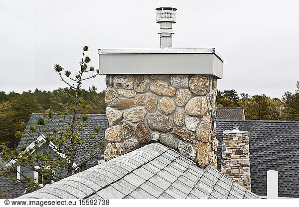 Lichtreflektierendes Dach und energieeffizienter Schornstein eines Green Technology Home