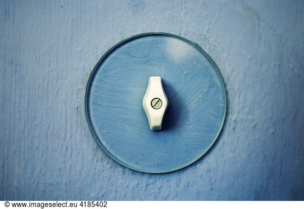 Lichtschalter auf blauer Wand im Meisterhaus Kandinsky - Klee  Bauhaus  Dessau  Deutschland