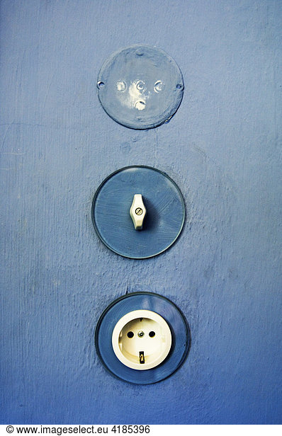 Lichtschalter und Steckdose auf blauer Wand im Meisterhaus Kandinsky - Klee  Bauhaus  Dessau  Deutschland