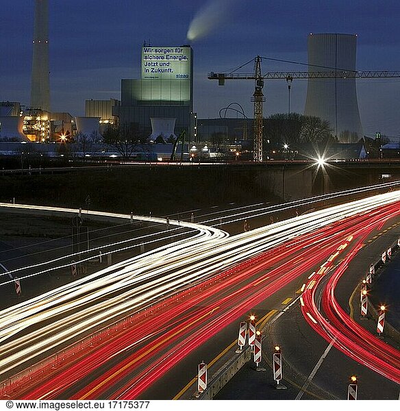Lichtspuren am Abend auf der Autobahn A 43 mit dem Steag Kraftwerk Herne im Hintergrund  Herne  Ruhrgebiet  Nordrhein-Westfalen  Deutschland  Europa