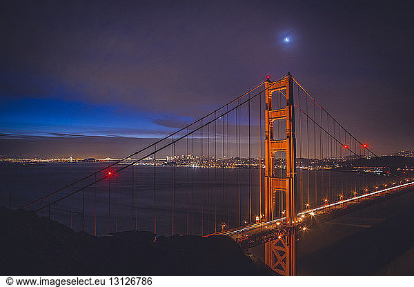 Lichtspuren auf der Golden Gate Bridge gegen den nächtlichen Himmel