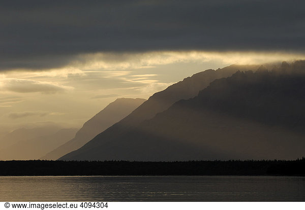 Lichtstimmung am Naknek Lake   Katmai Nationalpark   Alaska   USA