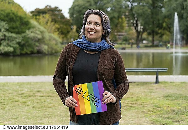 Liebe  Fröhliche queere Frau mit einer Botschaft zur Unterstützung der LGBT Gemeinschaft