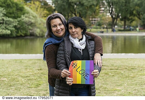 Liebe  Fröhliches queeres Paar mit einer Botschaft zur Unterstützung der LGBT Gemeinschaft