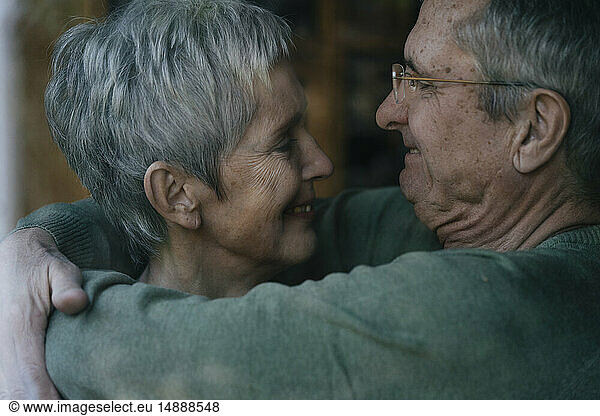 Liebevolle Umarmung eines älteren Paares