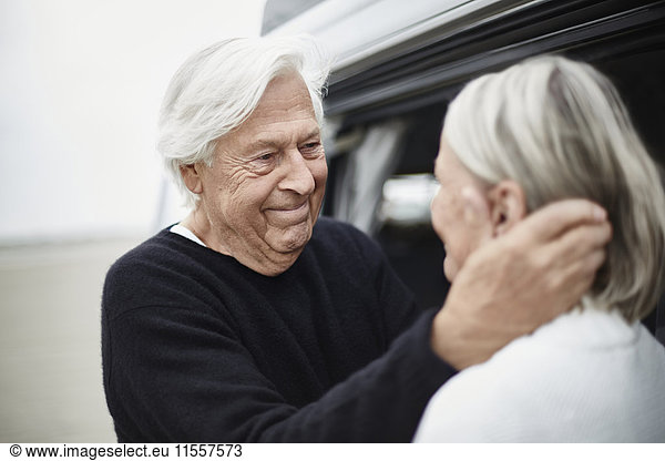 Liebevolles Seniorenpaar von Angesicht zu Angesicht