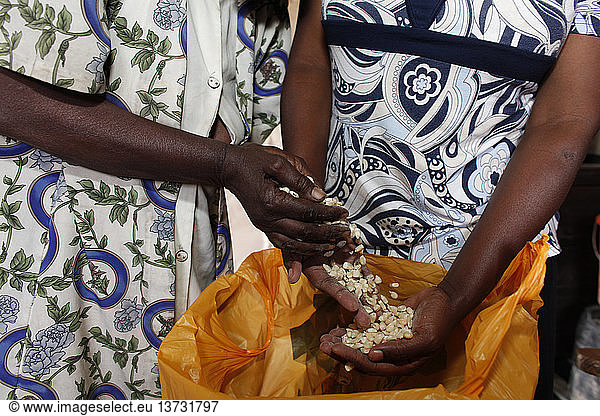 Lieferung eines Lebensmittelkorbs durch WOFAK (Women Fighting Aids in Kenya)