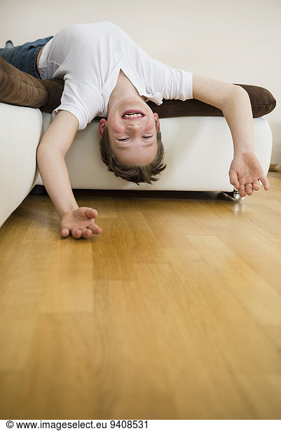 liegend liegen liegt liegendes liegender liegende daliegen Fröhlichkeit Junge - Person Couch Kopfsprung