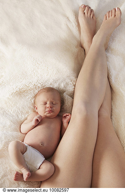 liegend liegen liegt liegendes liegender liegende daliegen Neugeborenes neugeboren Neugeborene Bett Mutter - Mensch Baby
