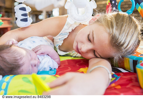 liegend liegen liegt liegendes liegender liegende daliegen Neugeborenes neugeboren Neugeborene Europäer Bruder Mädchen Baby
