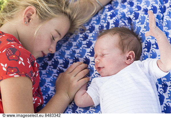 liegend  liegen  liegt  liegendes  liegender  liegende  daliegen  Neugeborenes  neugeboren  Neugeborene  Europäer  Bruder  Mädchen  Baby
