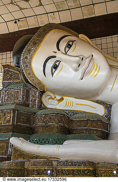 Liegende Buddha-Statue im Chaukhtatgyi-Tempel