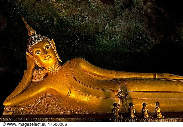 liegender Buddha  Affentempel  Suwankuha Tempel lying buddhar  buddha cave temple  Phang Na  Phuket  Thailand  Asien