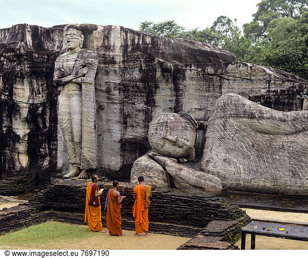 Liegender Buddha  Eingang ins Nirvana  drei Mönche vor der Gal Vihara  UNESCO Weltkulturerbe