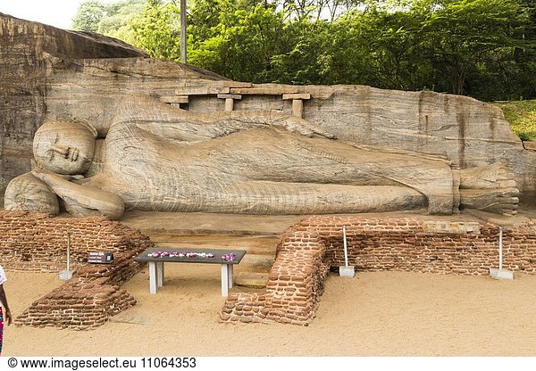 Liegender Buddha-Statue zeigt Buddhas Parinirwana Gal Vihara Pilima Nissankamallapura Nord-Zentralprovinz Sri Lanka Asien
