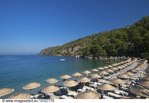 Liegestühle und Sonnenschirme am Strand des Hillside Club bei Fethiye  türkische Ägäisküste  Türkei  Asien