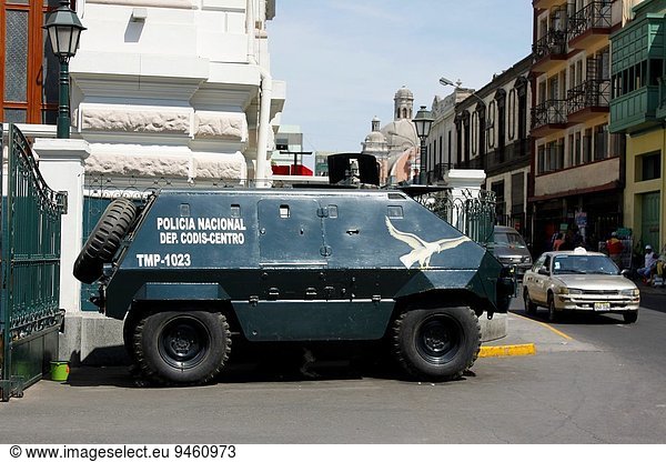 Lima Hauptstadt Auto frontal Peru Polizei