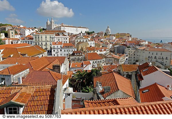 Lissabon Hauptstadt zwischen inmitten mitten Palast Schloß Schlösser Großstadt Hauptstadt Fluss Alfama Ortsteil Portugal Hang