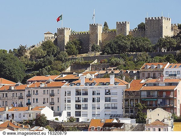 Lissabon  Portugal. Lissabon  Portugal. Blick über das Baixa-Viertel auf das Castelo de Sao Jorge  die Burg des Heiligen Georg.