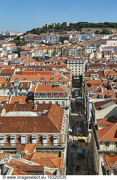 Lissabon  Portugal. Lissabon  Portugal. Blick von oben über das Baixa-Viertel auf das Castelo de Sao Jorge  die Burg des Heiligen Georg.