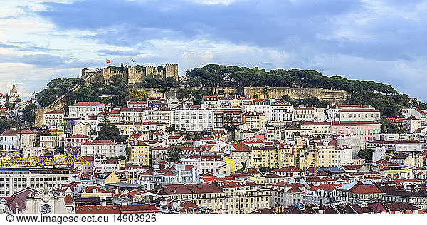 Lissabon  Portugal und die St. Georgs-Burg; Lissabon  Region Lisboa  Portugal