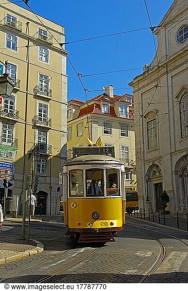 Lissabon  Straßenbahn im Stadtteil Alfama  Portugal  Europa
