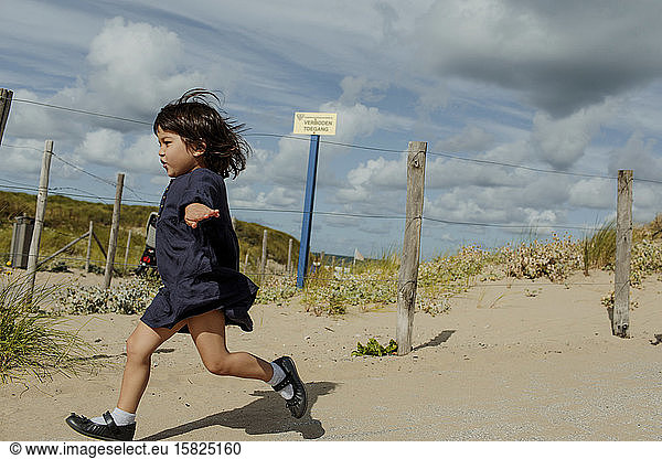 Little girl on the way to the beach  The Hague  Netherlands