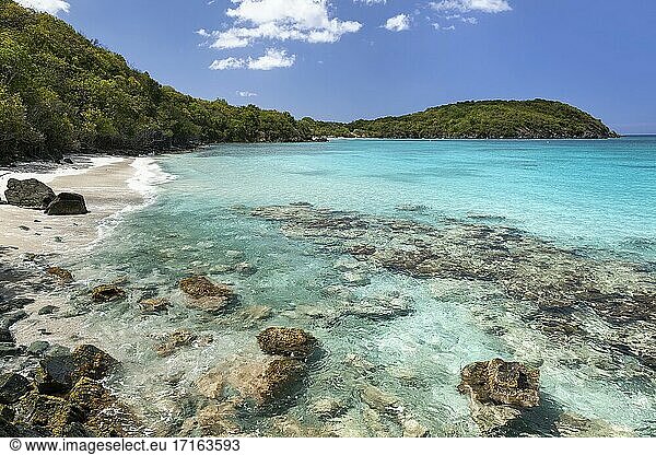 Little Hawksnest Bay auf der Insel St. John in den U.S. Virgin Islands.