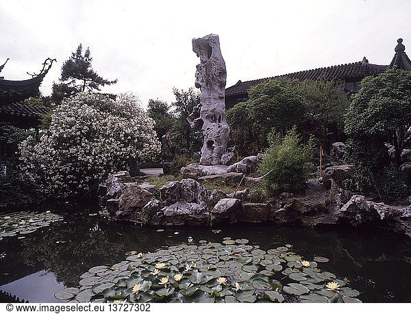 Liu (Verweil)-Garten  Suzhou Im Vordergrund ist der Guanyun (wolkengekrönte) Gipfel zu sehen  ein natürlich geformter Felsen aus dem Taihu-See  6 Meter hoch und 5 Tonnen schwer. Dahinter liegt die Yuanyang-Halle. China. Chinesisch. Ming-Dynastie  gegründet 1525. Suzhou  Provinz Jiangsu.