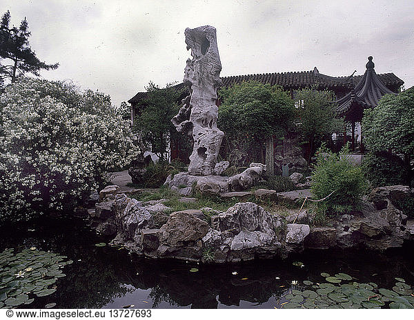 Liu (Verweil)-Garten  Suzhou Im Vordergrund ist der Guanyun (wolkengekrönte) Gipfel zu sehen  ein natürlich geformter Felsen aus dem Taihu-See  6 Meter hoch und 5 Tonnen schwer. Dahinter liegt die Yuanyang-Halle. China. Chinesisch. Ming-Dynastie  gegründet 1525. Suzhou  Provinz Jiangsu.
