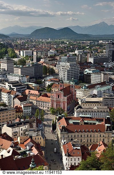 Ljubljana, die Hauptstadt Sloweniens, mit den Karawanken, den Kamnik Savinja Kalkalpen und der Franziskanerkirche am Preseren-Platz von der Burg von Ljubljana aus.