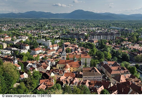 Ljubljana  die Hauptstadt Sloweniens  mit den Ausläufern der Karawanken  dem ehemaligen Sumpfgebiet und der katholischen Kirche St. Jakobus auf dem Burgberg von Ljubljana.