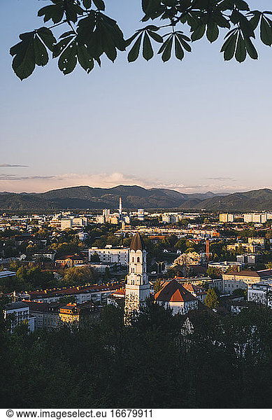 Ljubljana  die Hauptstadt Sloweniens  mit den Bergen im Hintergrund.