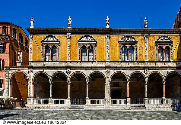 Loggia Fra Giocondo  15. Jhd. Piazza delle Erbe  Verona mit mittelalterlicher Altstadt  Venetien  Italien  Verona  Venetien  Italien  Europa