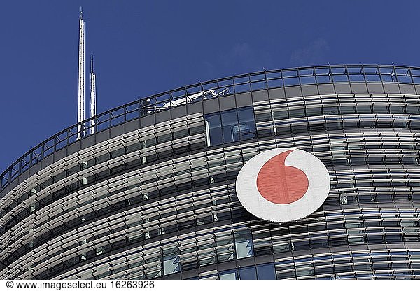 Logo am Vodafone Hochhaus  Unternehmenszentrale  Düsseldorf-Heerdt  Nordrhein-Westfalen  Deutschland  Europa