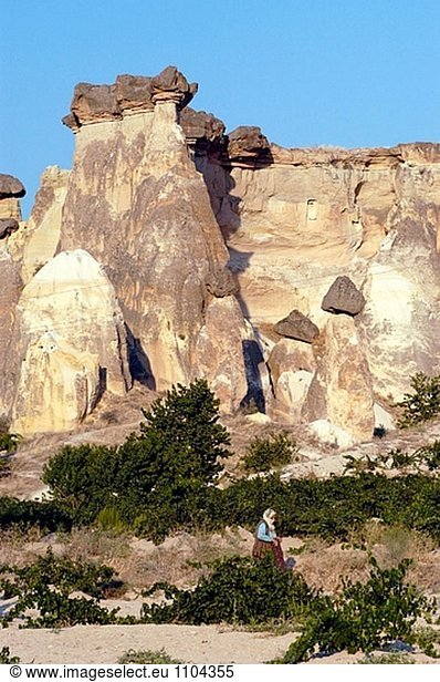 Lokale Bewohner mit Landschaft Felsformationen in der Nähe von Göreme. Cappadocia. Turkei.