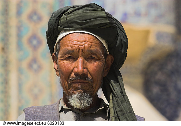 Lokale Mann am Schrein von Khwaja Abu Nasr Parsa  Balkh (Mutter der Städte)  Provinz Balkh  Afghanistan  Asien